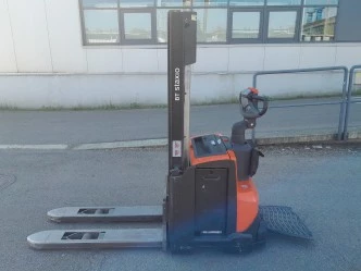 Wózek paletowy elektryczny BT SWE120 TOYOTA rozkładany podest